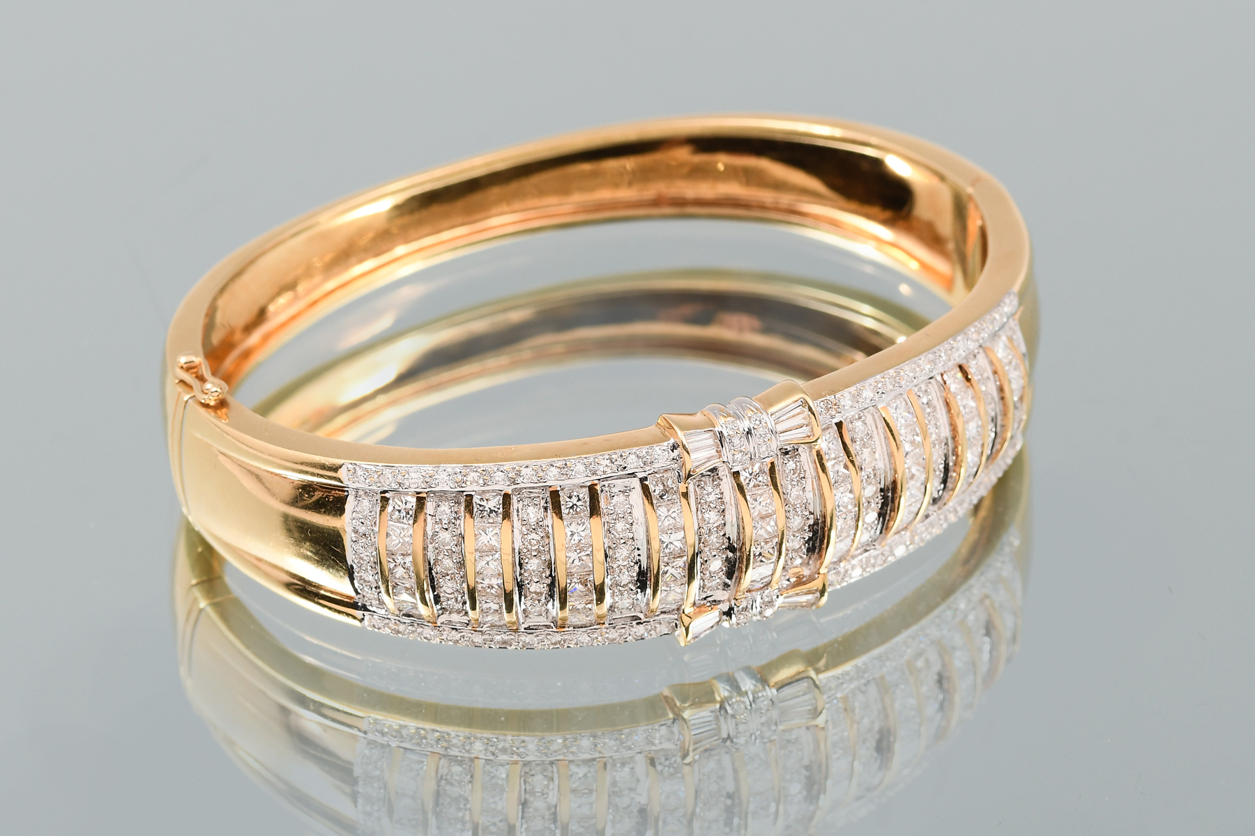 18K GOLD & DIAMOND BANGLE BRACELET: