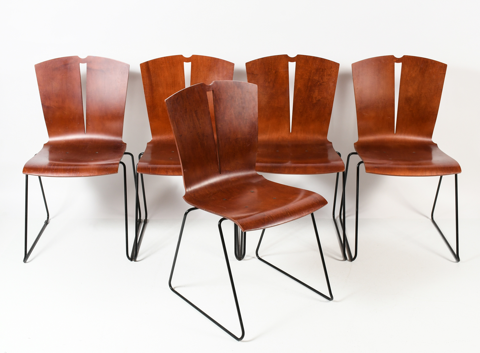 5 MID-CENTURY STYLE STACKING CHAIRS: