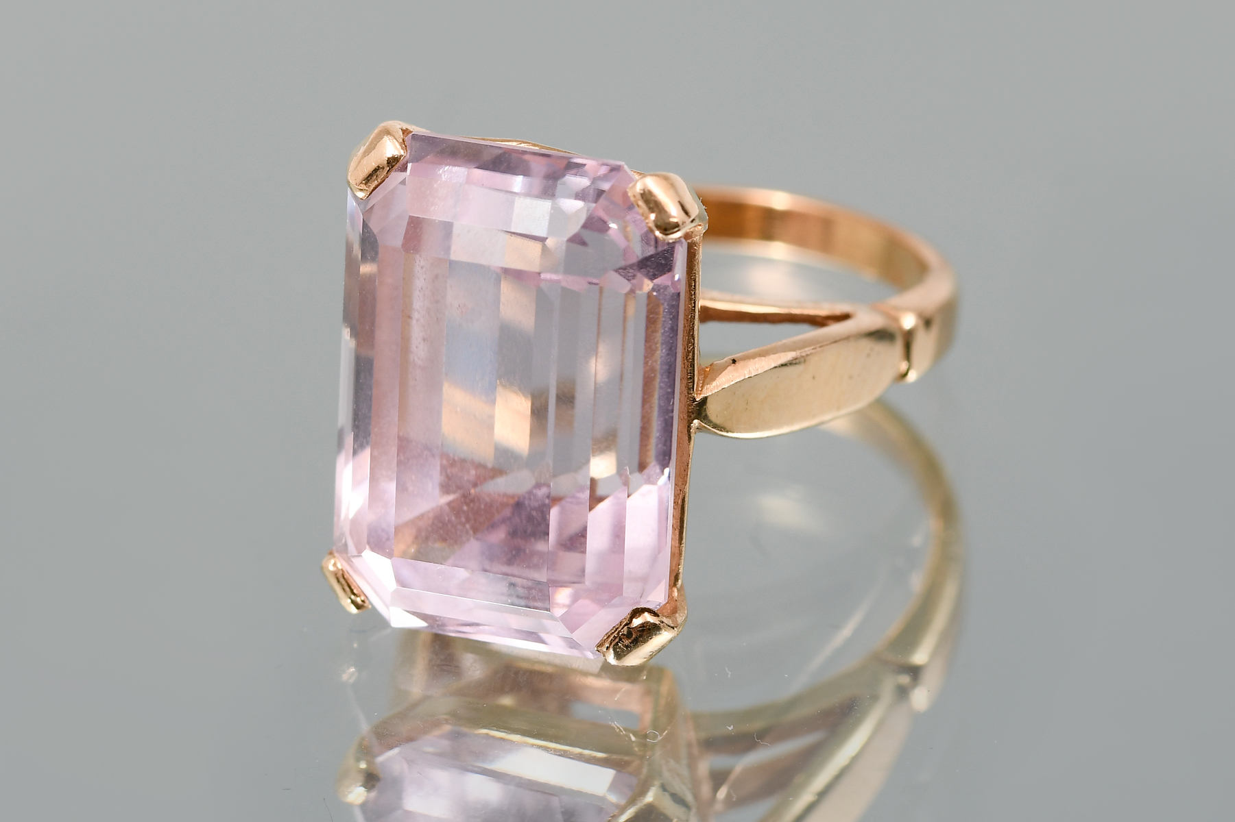 14K YELLOW GOLD KUNZITE RING This 2ecdbf