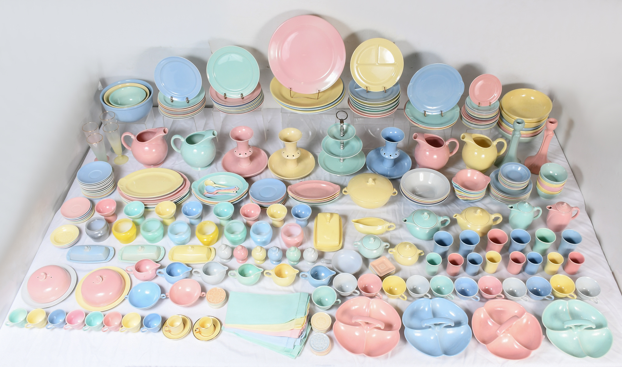 MASSIVE 263 PIECE LU-RAY POTTERY COLLECTION: