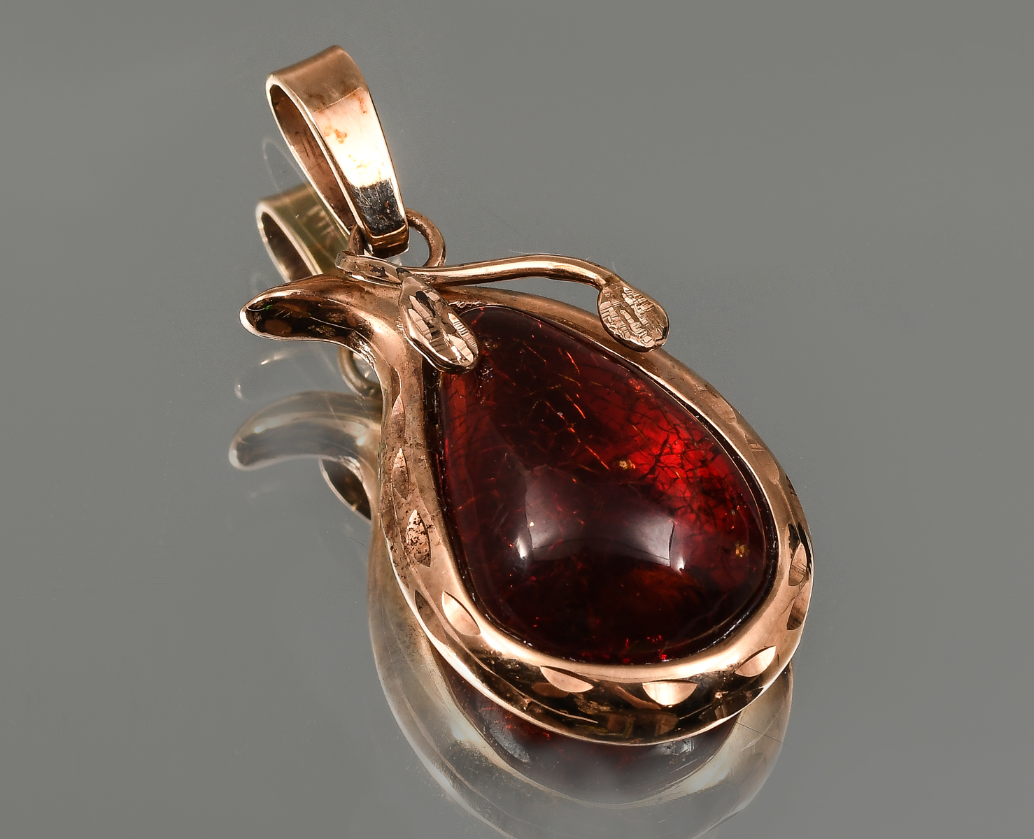 14K AMBER PENDANT: 14K Yellow Gold