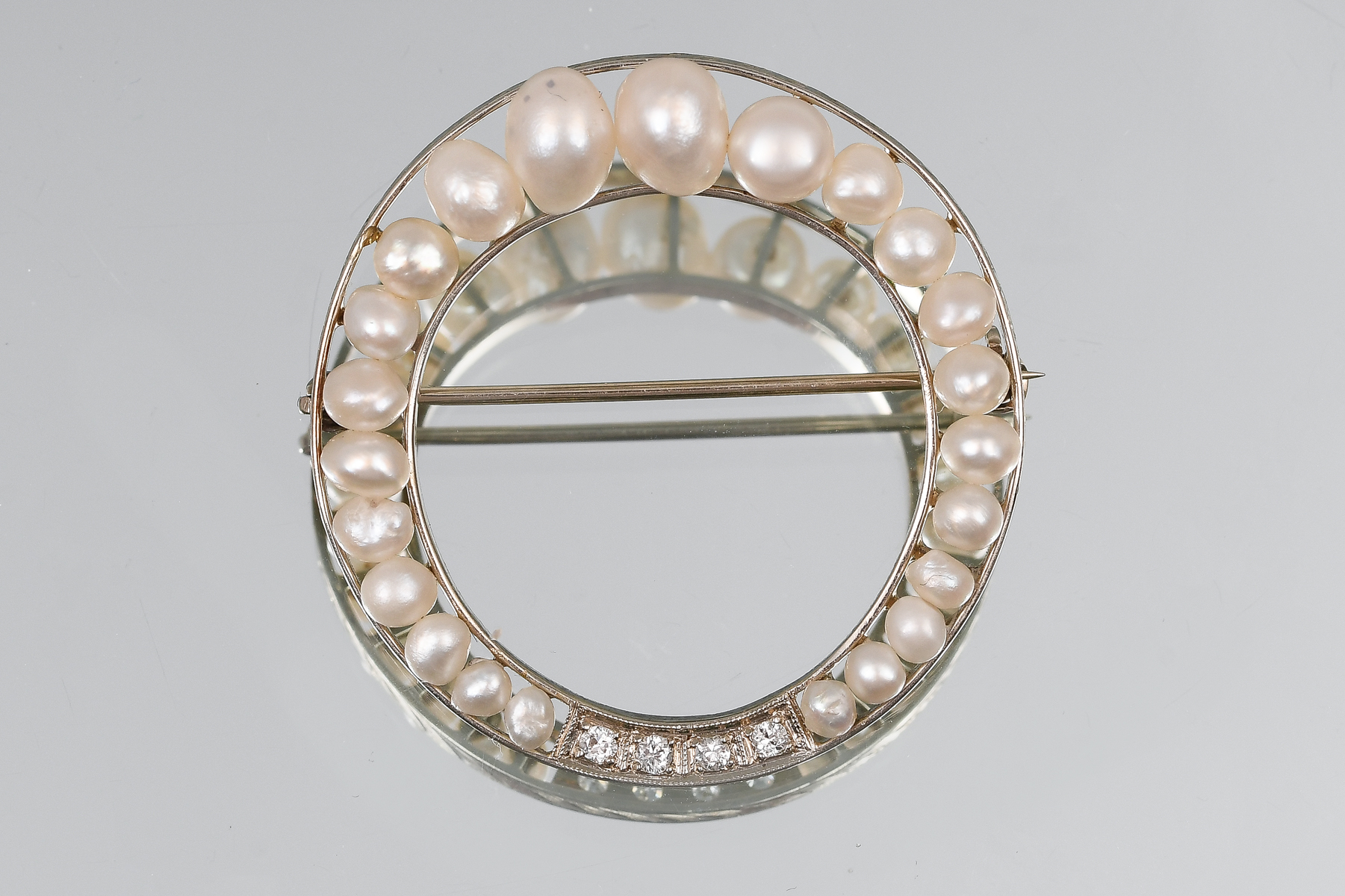 GOLD, DIAMOND AND PEARL BROOCH: