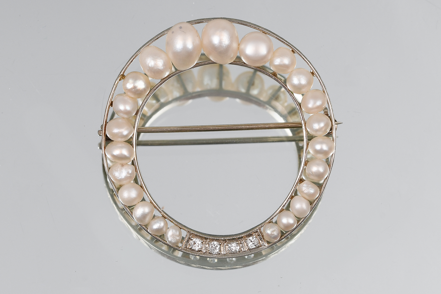 GOLD DIAMOND AND PEARL BROOCH  2ecf2e