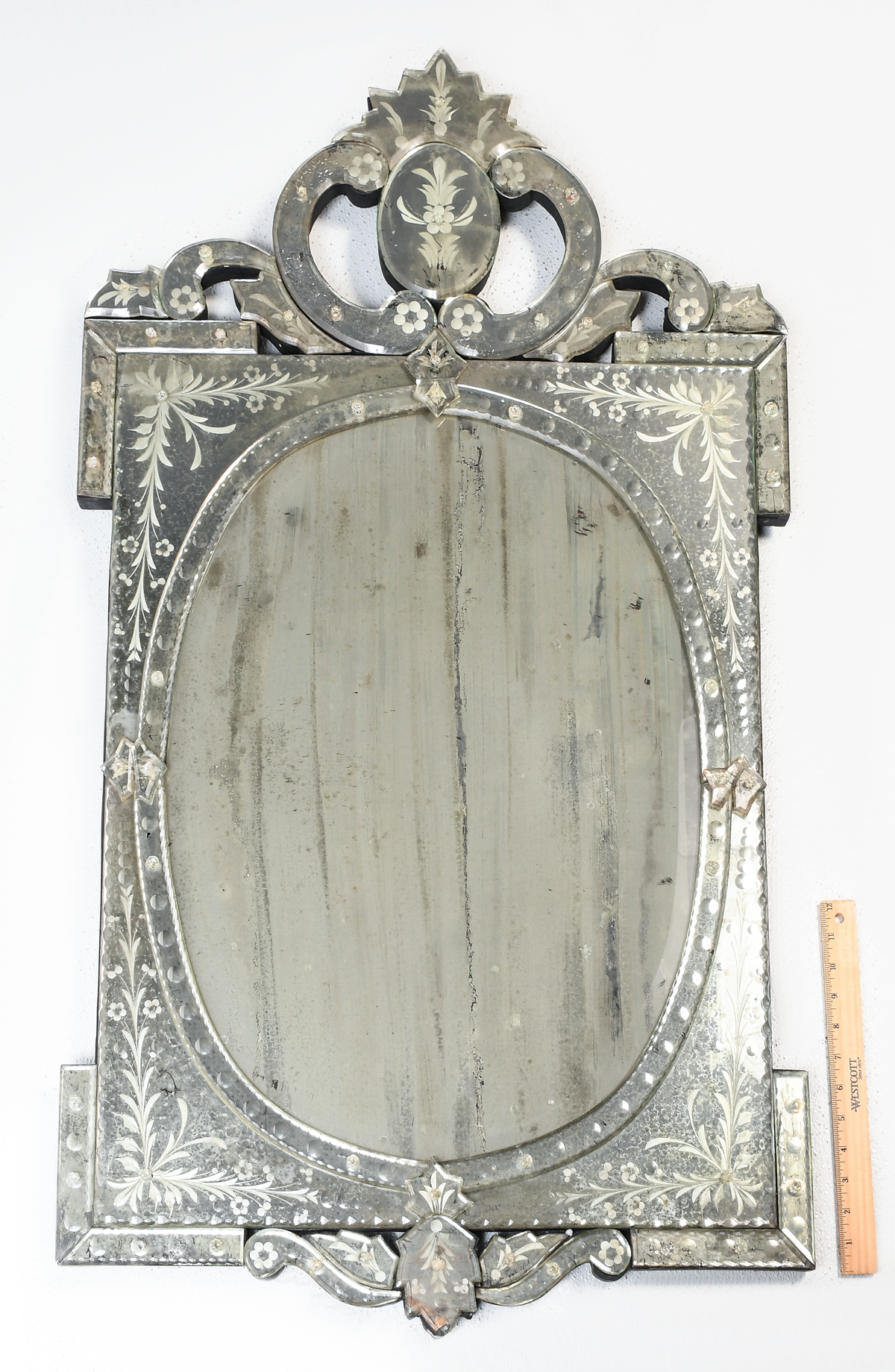 VENETIAN MIRROR: Oval center mirror