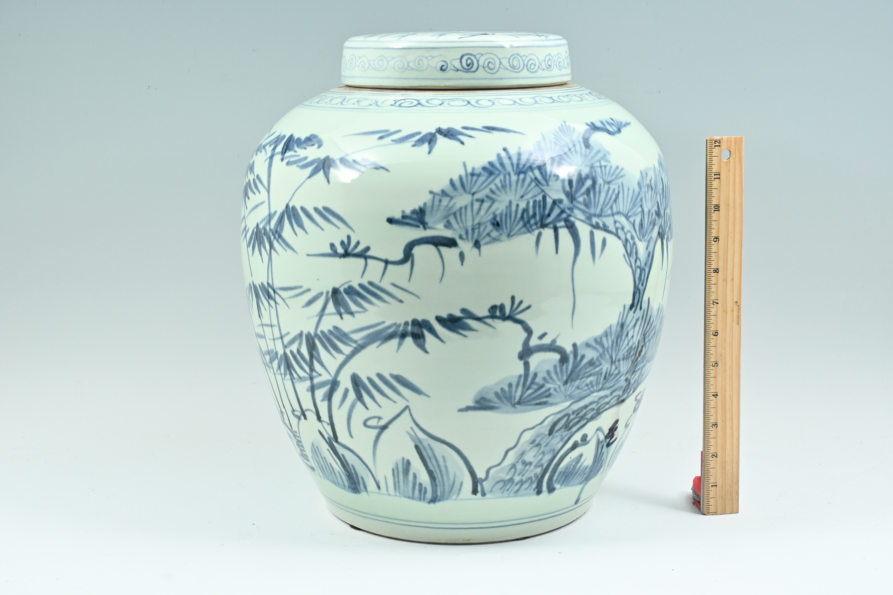 LARGE CHINESE PORCELAIN LIDDED