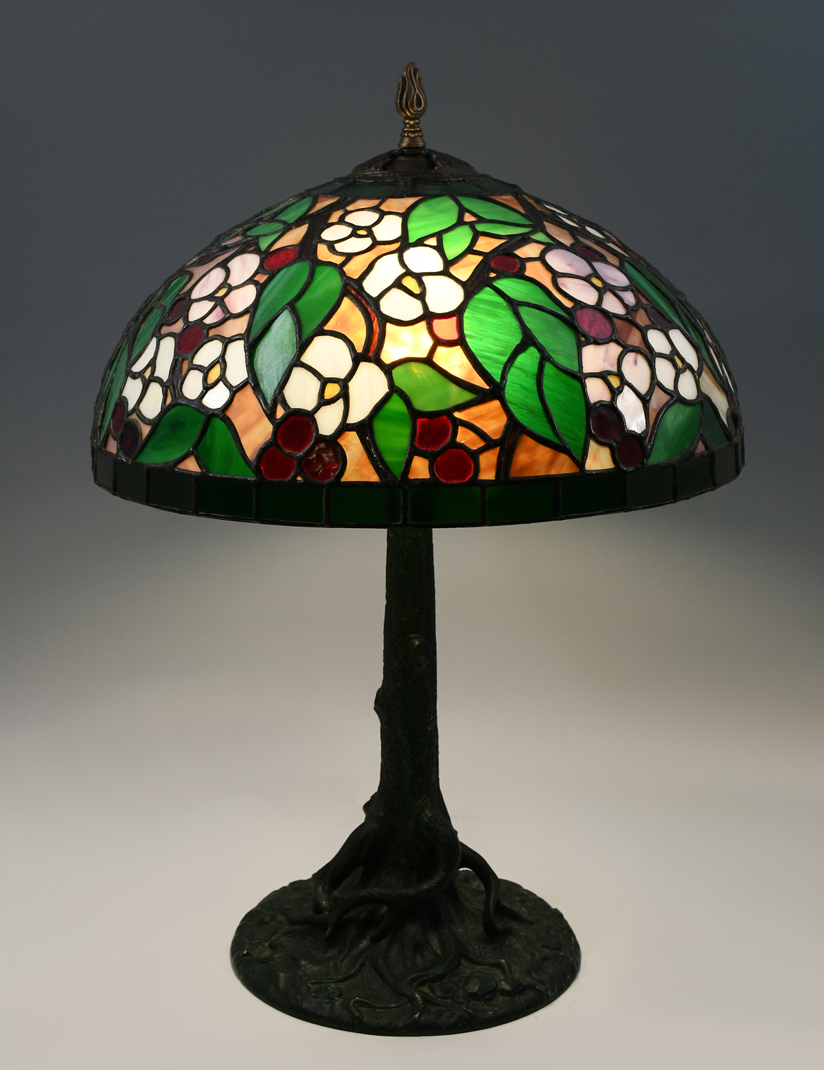 TIFFANY STYLE STAINED GLASS LAMP: A