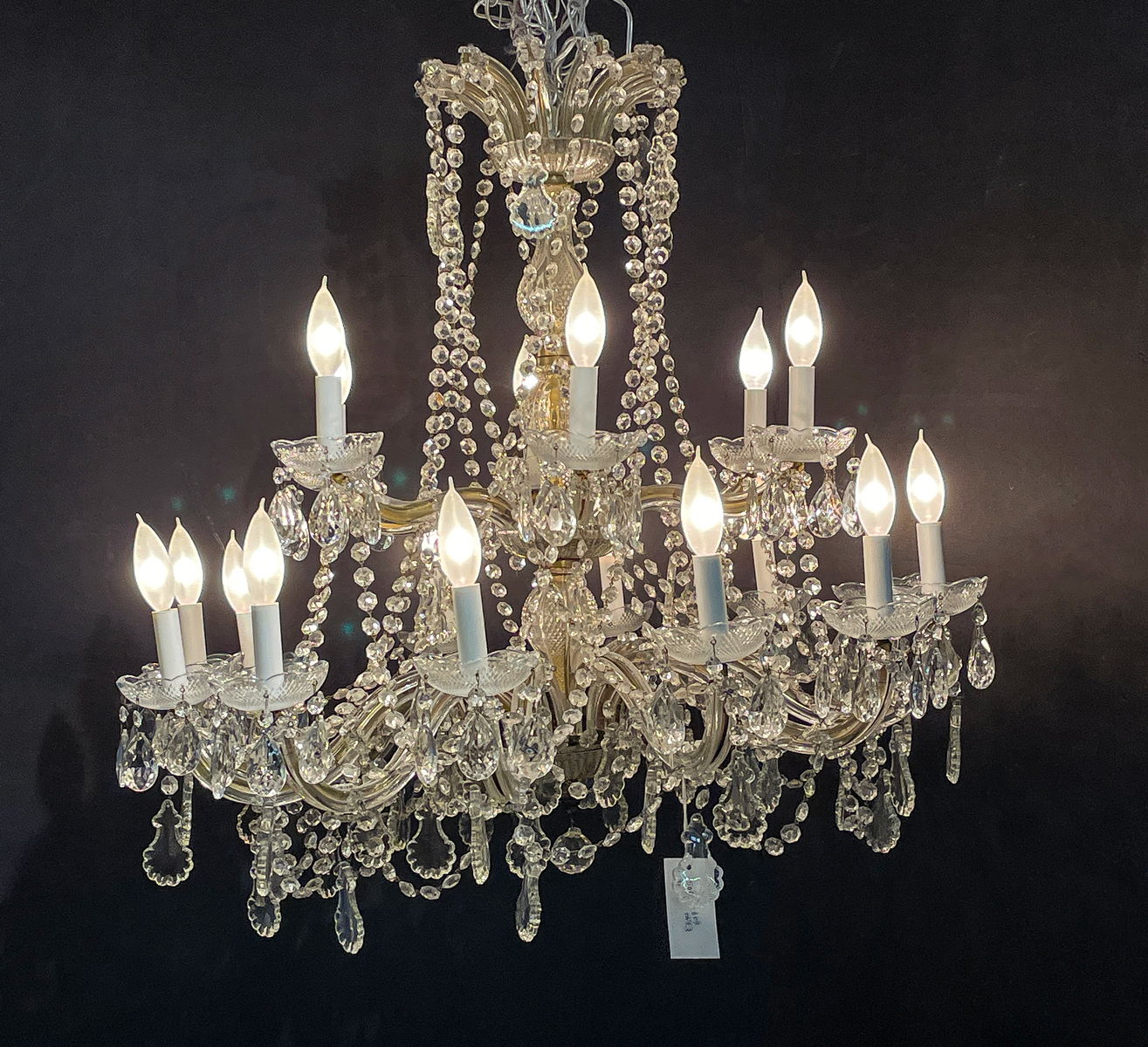 18- LIGHT CRYSTAL CHANDELIER: An