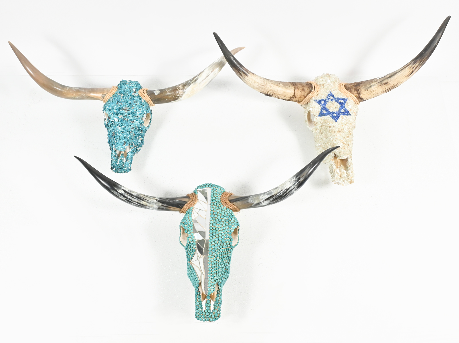 3 DECORATED COW SKULL SCULPTURES  2ed3d6