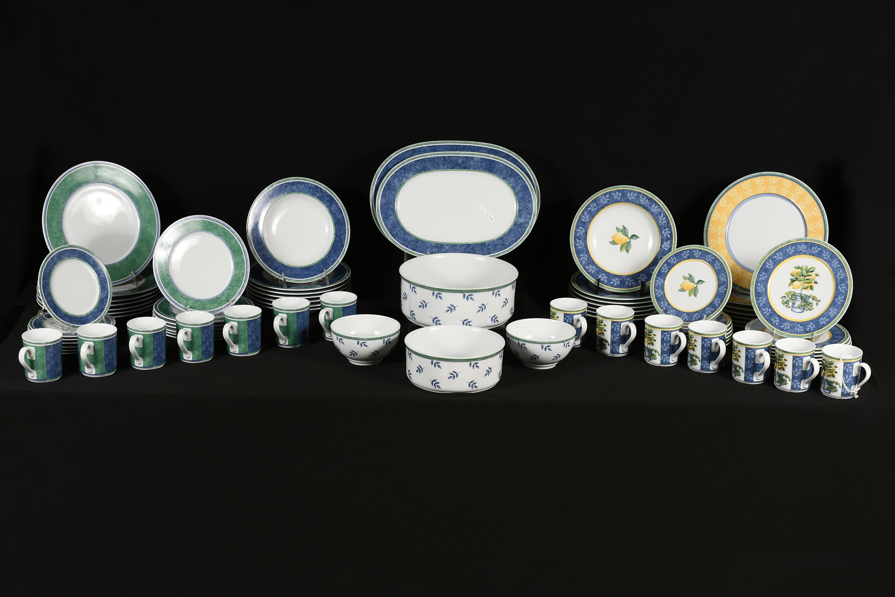 LARGE VILLEROY & BOCH CHINA: 46 pieces