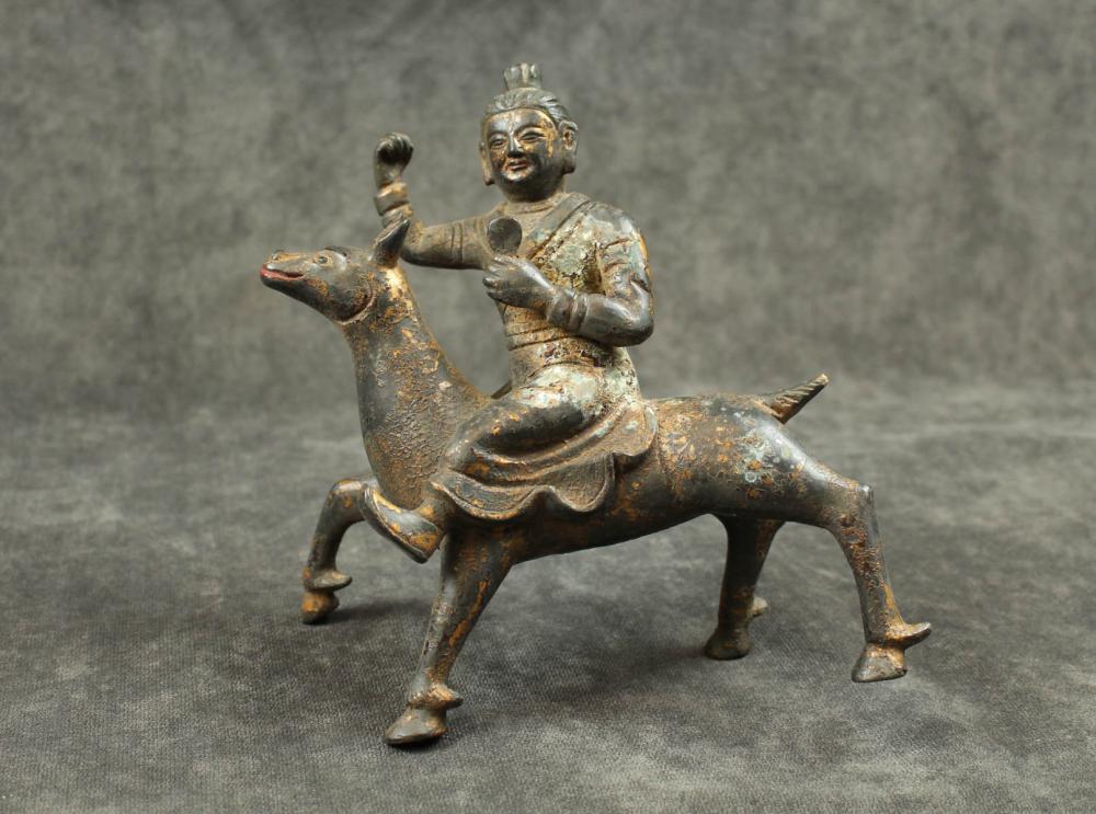 EARLY CHINESE FIGURAL PARCEL GILT 2ed63a