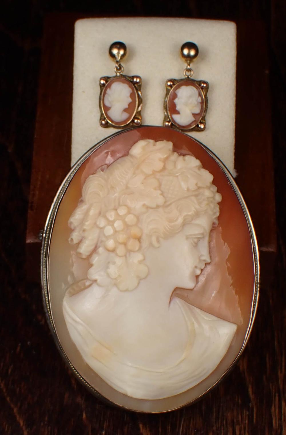 LARGE CAMEO PENDANT BROOCH AND 2ed640