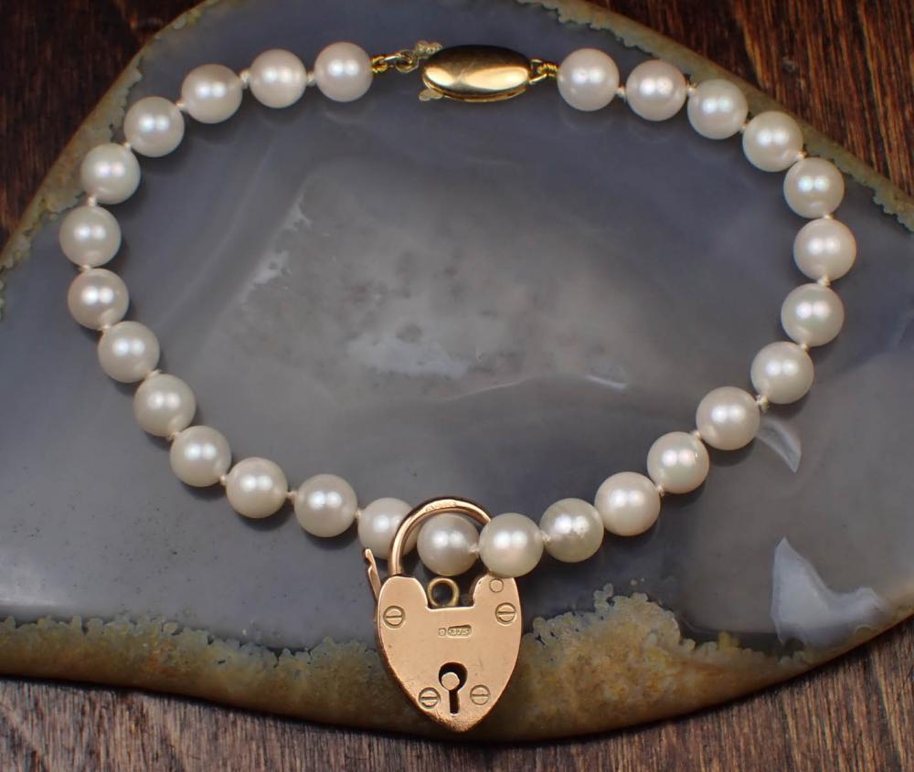 PEARL BRACELET WITH GOLD PADLOCK