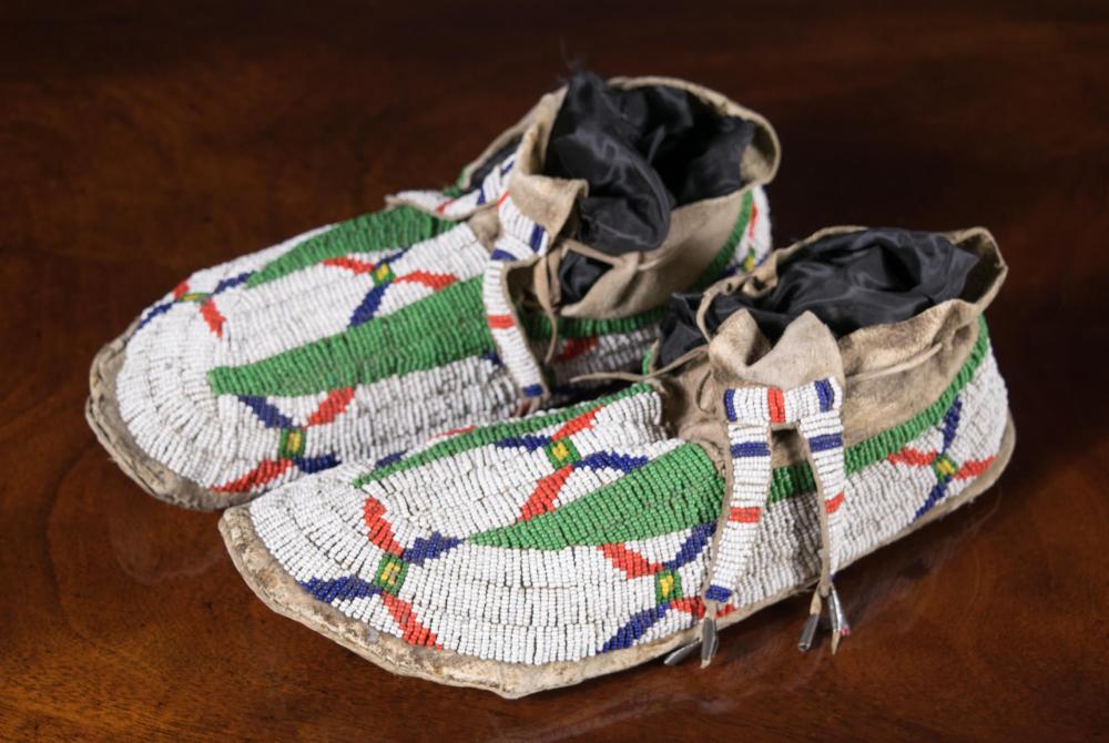 NATIVE AMERICAN (SIOUX) BEADED MOCCASINSGREAT