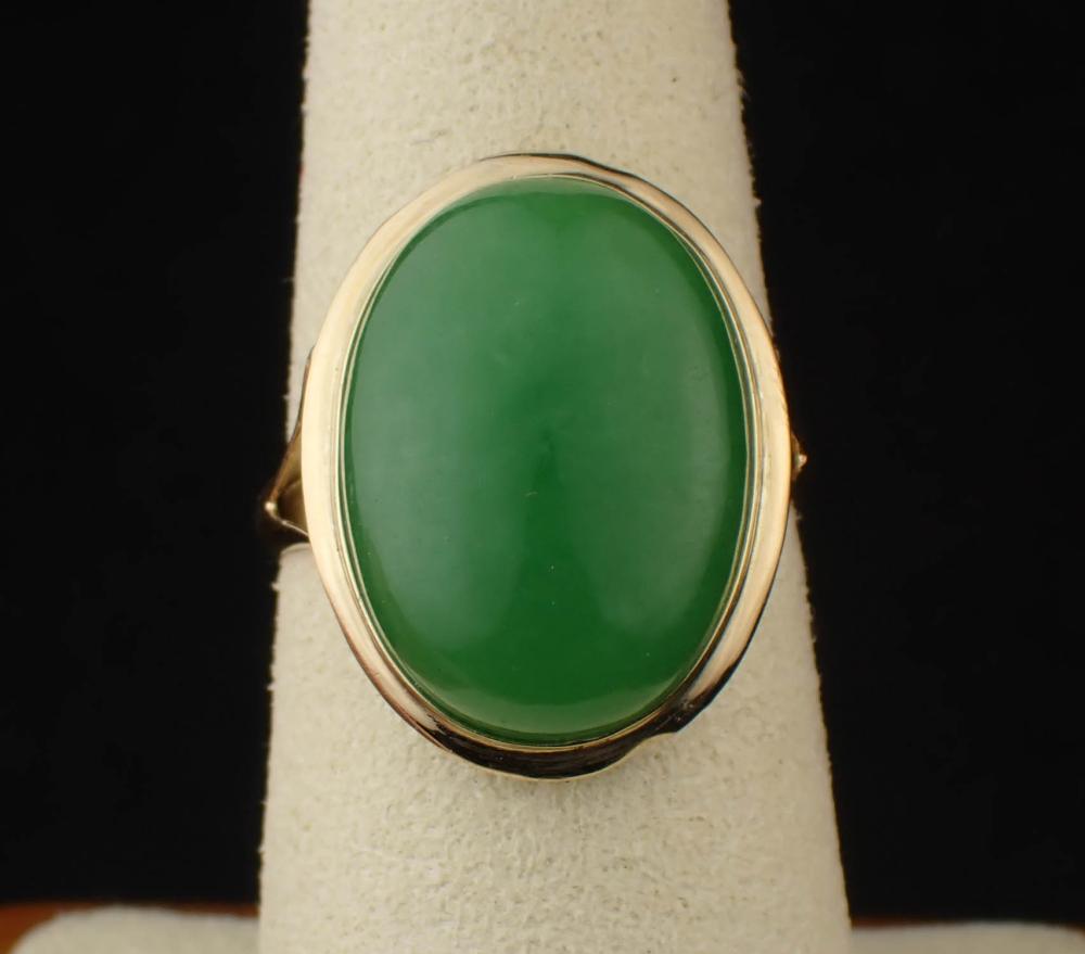 GREEN JADE AND FOURTEEN KARAT GOLD RINGGREEN