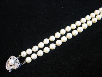 Cultured pearl necklace    Approximately