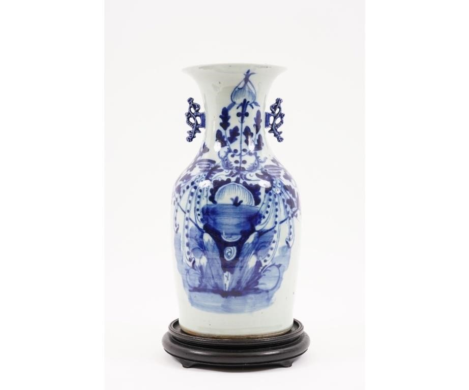 Chinese porcelain vase with blue decorated