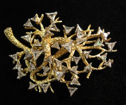 Yellow gold and diamond brooch 4ac47