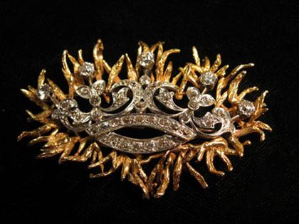 Platinum and diamond crown brooch 4ac4b