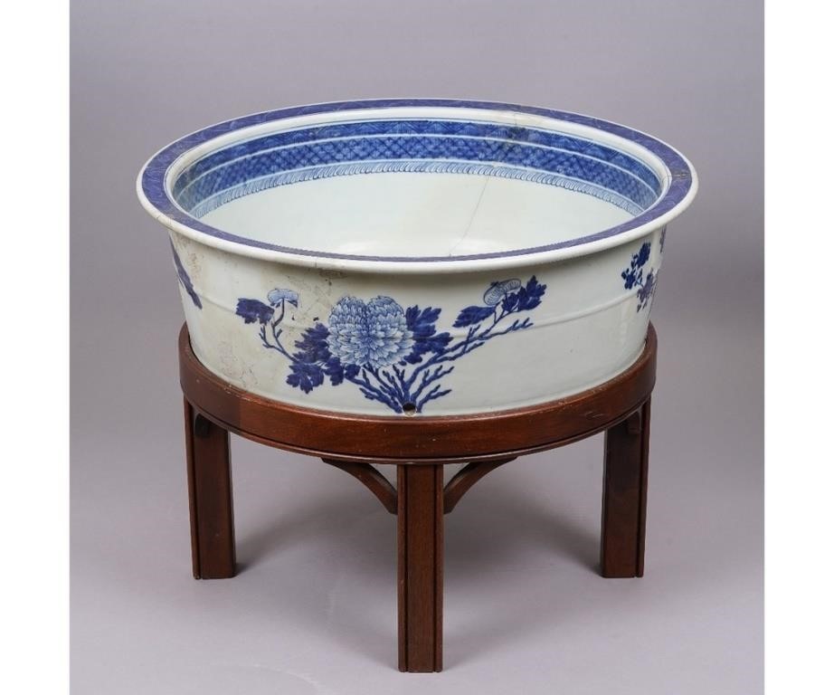 Chinese Canton porcelain round foot