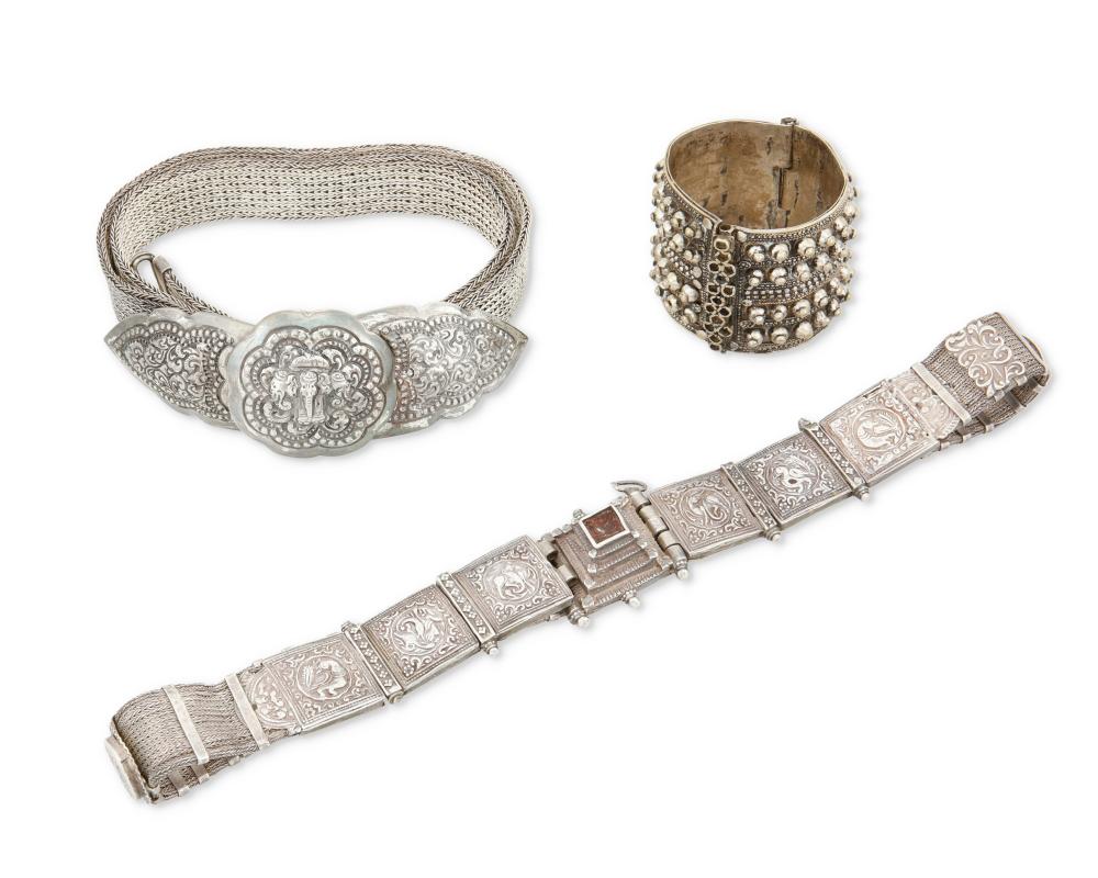 A GROUP OF SILVER JEWELRY AND ACCESSORIESA