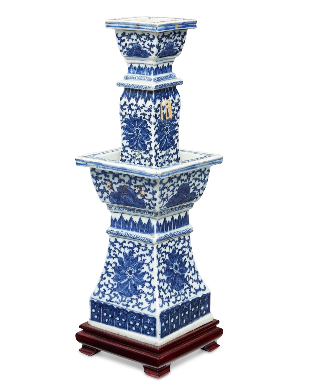 A CHINESE BLUE AND WHITE PORCELAIN