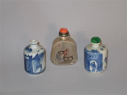 Three snuff bottles    two blue