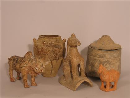 Five Chinese pottery items Comprised 4b0e7