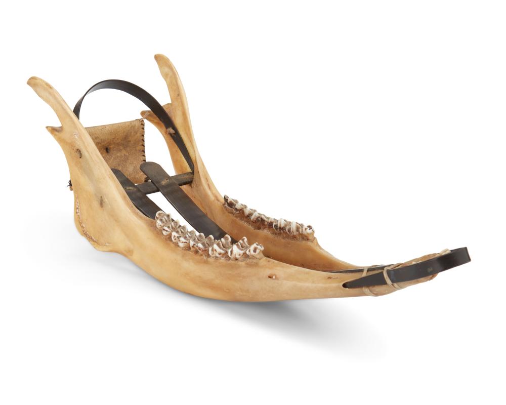 AN INUIT CARIBOU JAWBONE MINIATURE 2eeaba