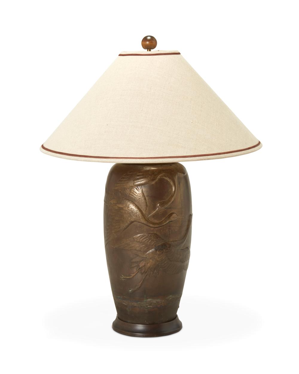 A JAPANESE BRONZE URN TABLE LAMPA 2eef2c