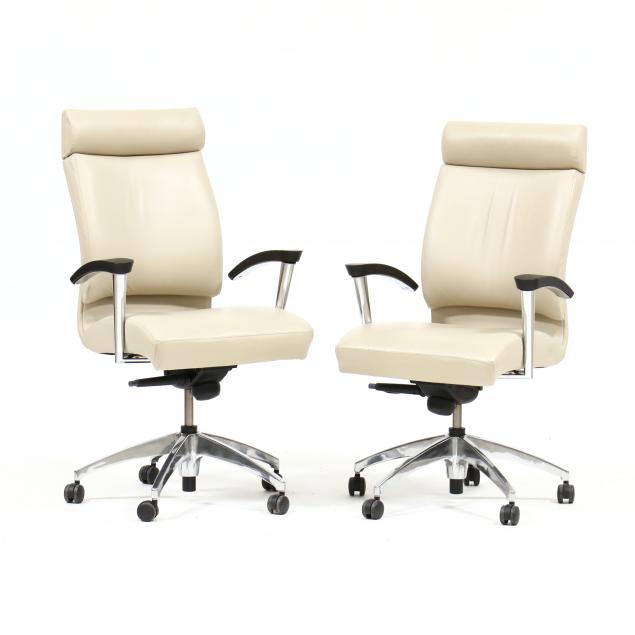 PAIR OF MODERN LEATHER OFFICE CHAIRS 2ef1e6