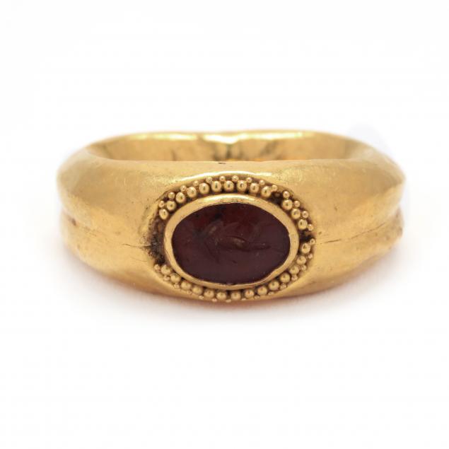 CLASSICAL STYLE GOLD RING WITH