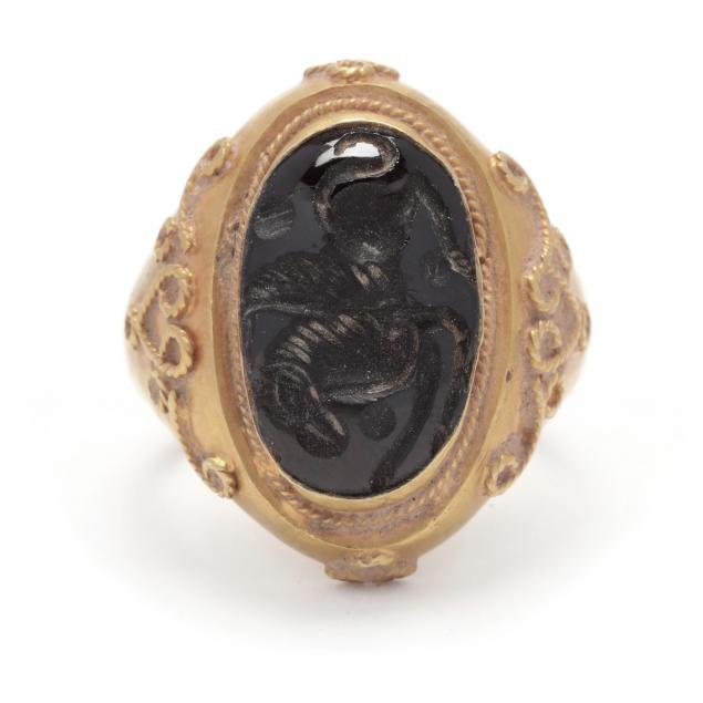 CLASSICAL STYLE GOLD RING WITH