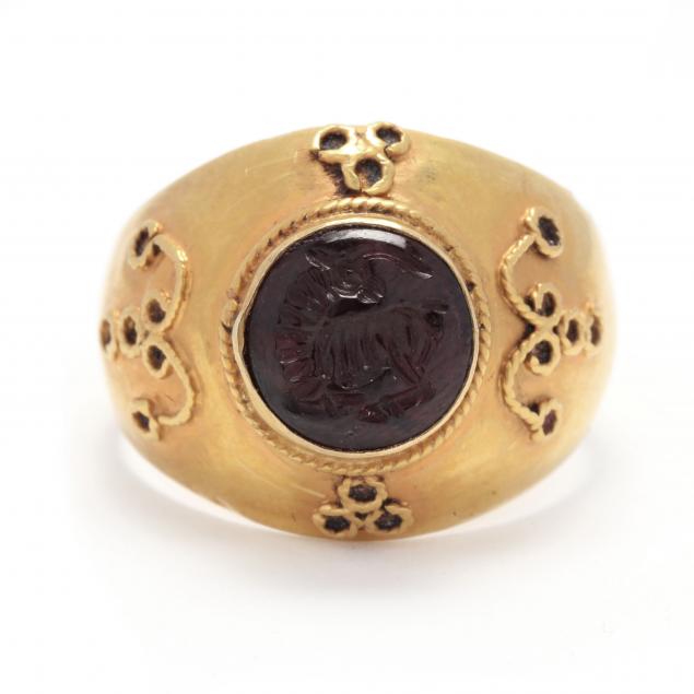 CLASSICAL STYLE GOLD RING WITH