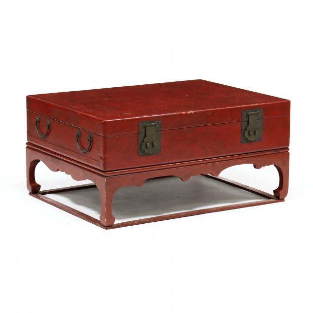 CHINESE RED LACQUERED PIGSKIN TRUNK 2ef2f1