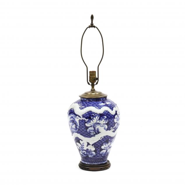 A JAPANESE ARITA BLUE AND WHITE PORCELAIN