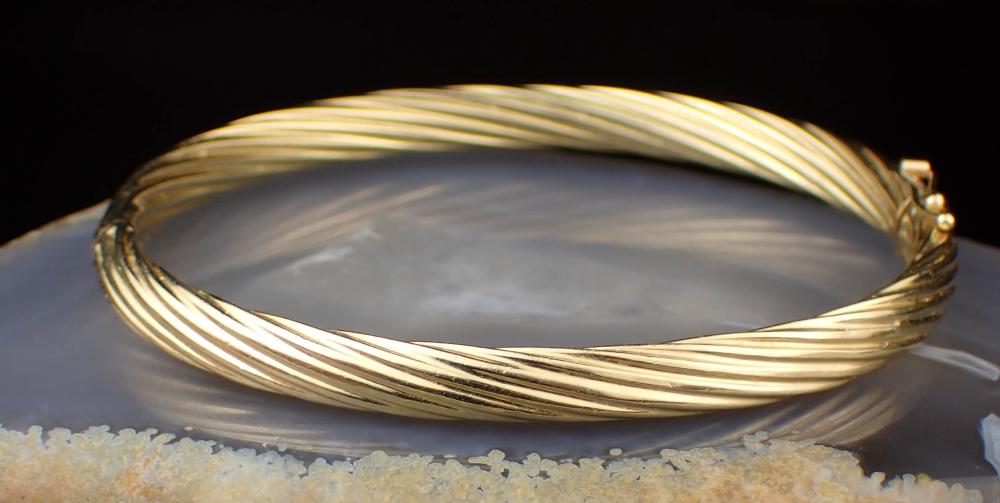 FOURTEEN KARAT YELLOW GOLD BANGLE