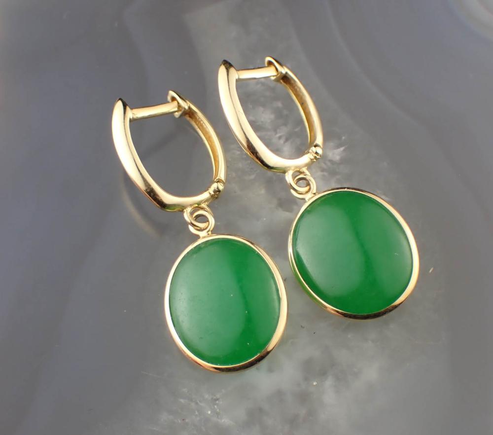 GREEN JADE AND FOURTEEN KARAT GOLD 2eda08