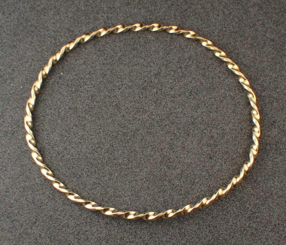 FOURTEEN KARAT YELLOW GOLD BANGLE 2edade