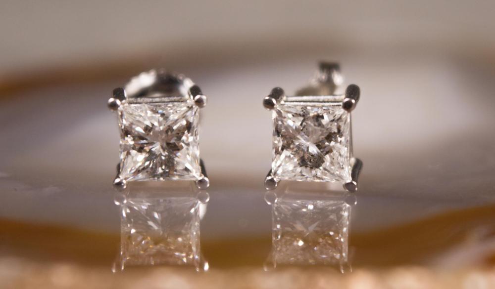 DIAMOND AND PLATINUM EAR STUDSDIAMOND