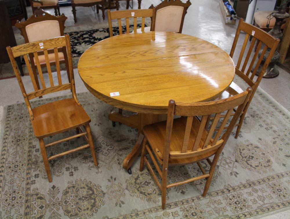 ROUND OAK DINING TABLE WITH FOUR CHAIRSROUND