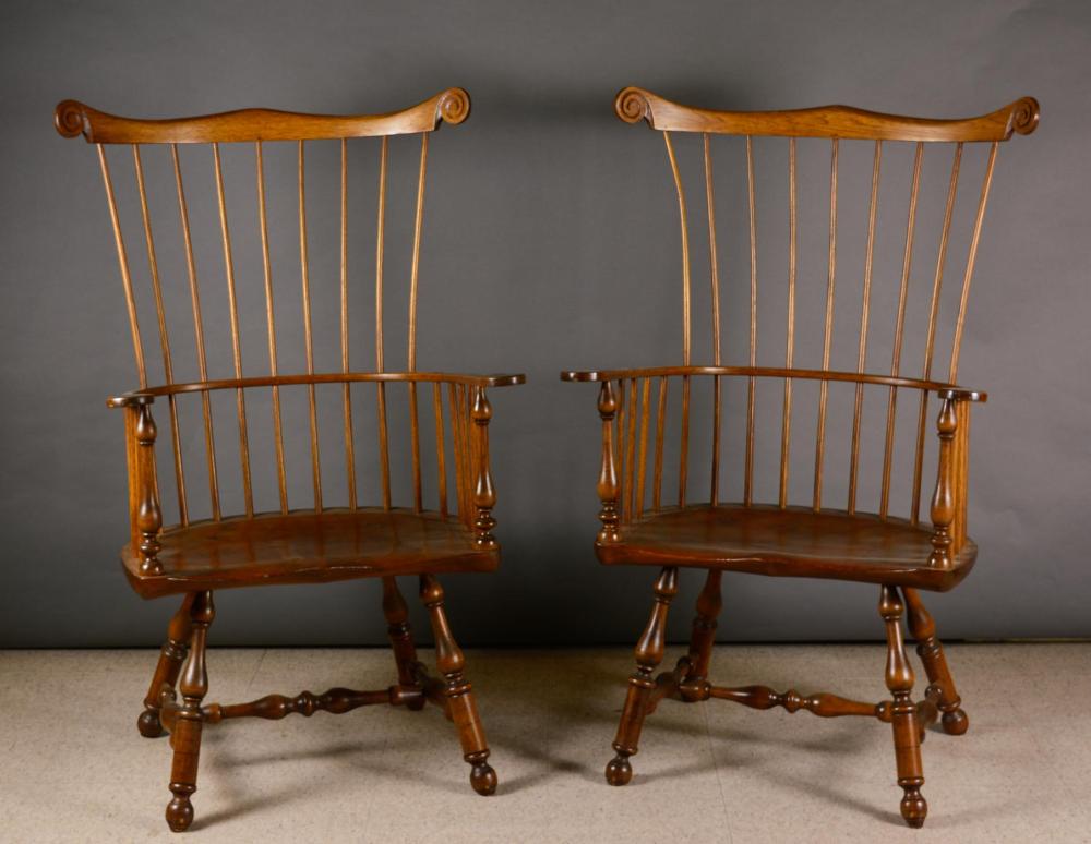 A PAIR OF WINDSOR COMB-BACK ARMCHAIRSA
