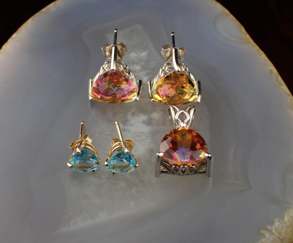 TOPAZ PENDANT AND TWO PAIRS OF 2eddd4