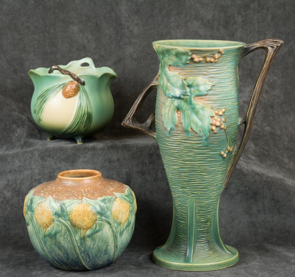 THREE ROSEVILLE ART POTTERY ITEMSTHREE 2ee000