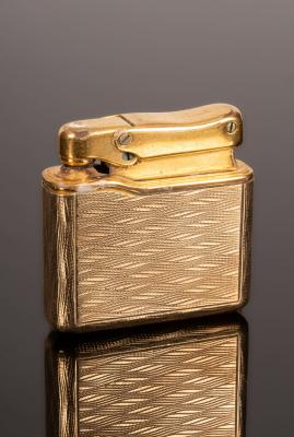 A 9ct gold cigarette lighter, 4.5cm