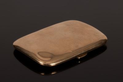 A 9ct gold cigarette case of plain curved