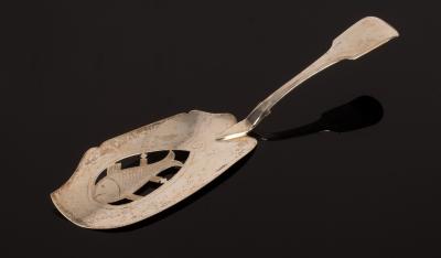 A George III silver fish slice  2ee219