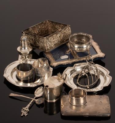 Sundry silver including a cauldron 2ee220