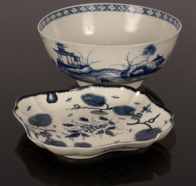A Worcester blue and white bowl, chinoiserie
