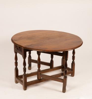 An oak oval two-flap table, 97cm wide