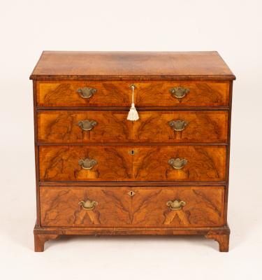 A George II walnut chest of four 2ee390